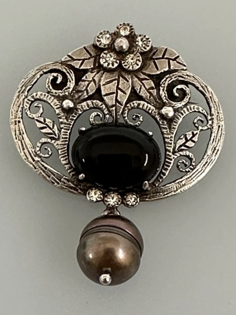 Vintage Victorian  925 Sterling Silver Floral Brooch Onix Stone and real Pearl​​